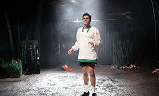 Mesut Özil als Bühnenfigur: Die Geschichte des Fußball-Weltmeisters wird in Bremen als Theaterstück aufgeführt. - Sina Schuldt/dpa