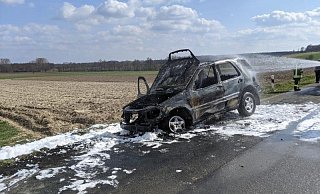 Die Feuerwehr konnte das Feuer letztlich mit viel Schaum löschen. - Löschzug Peckelsheim