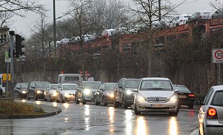 Wegen der Bauarbeiten an der Eisenbahnüberführung Steinstraße staut sich der Verkehr bis in die Innenstadt zurück. - Ulf Hanke