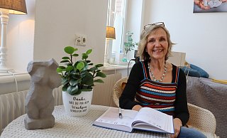 Erika Bänsch ist seit 35 Jahren Hebamme. 2014 hat sie ihre eigene Hebammenpraxis am Lukas-Krankenhaus eröffnet. - Shannon-Lee Bendig