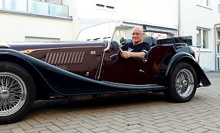 Sein ganzer Stolz: Eckhard Schnier mit seinem Morgan Fourseater. Den Neuwagen schaffte er sich erst in diesem Jahr an. - Dirk Kröger