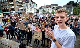 Hochmotiviert: Stefan Schneidt, Sprecher der Gütersloher Fridays-for-Future-Bewegung, steht neben dem Mikrofon auf der Bühne am Berliner Platz. Das T-Shirt mit dem eigenen Namen, das jeder aus dem Orga-Team trägt, ist übrigens eine Spende vom BUND und CO2-neutral hergestellt. - Andreas Frücht