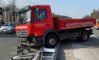 Der Laster durchbrach die Leitplanken und landete auf der linken Spur der A2-Fahrtrichtung Hannover. - Christian Mathiesen