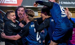 Calvin Brackelmann (2. v. l.) hat soeben mit der letzten Aktion des Spiels das 3:2 für Paderborn erzielt. Mit ihm jubeln (v. l.) Filip Bilbija, Felix Götze, Santiago Castaneda und Luca Herrmann. - David Inderlied/dpa