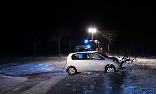 In Schneeverwehungen auf der K1 bei Paderborn-Dahl verunglückte eine junge Fahrerin schwer. - Polizei Paderborn