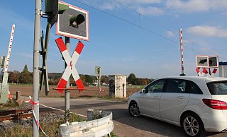 An der Salzufler Straße wird der Bahnübergang momentan manuell gesichert. Die Technik ist kaputt. Das wurde Autofahrerin Inge Waldhoff beinahe zum Verhängnis. - David Knapp