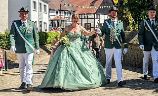 Stolz schreitet das Erkelner Königspaar Peter Willeke und Carla Brockhoff beim Festumzug durch das Dorf. - Burkhard Battran