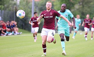 David Kinsombi (r.) hatte in der elften Minute die beste SCP-Chance. Doch auch er lief in der ersten Halbzeit zumeist nur hinterher - wie hier gegen den Dresdener Paul Will. - Oliver Krato