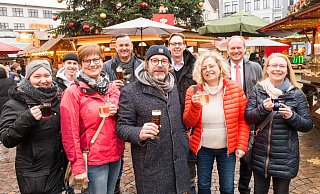 Lara Kolbus (Hebamme, Klinikum, v. l.), Niklas Laffontien, Friederike Pilarski (leitende Hebamme Klinikum), Philip Schmid (Technik), Schausteller Björn Laffontien, Thorsten Take (Marktkauf), Dr. Claudia Gerlach (Mathilden-Hospital), Jörn-Uwe Wolff (Sparkasse) und Karen Lippold-Othen (Hebamme, Mathilden-Hospital) freuen sich über die geborenen Kinder, bedauern aber, dass Eltern und Kinder nicht beim Abschluss der Aktion Lebenslichter dabei sein können. - Ralf Bittner
