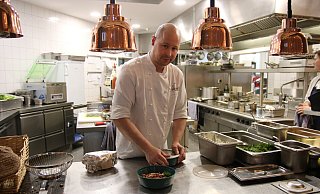 Matthias Schürmann ist Küchenchef im Elsbach-Restaurant. Er befüllt Rebowls, also Mehrwegbehälter, für die die Kunden fünf Euro Pfand hinterlegen müssen. - Linda Schnepel