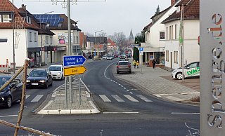 Vom südlichen Kreisel weist ein Schild mit "spenge.de" auf dem Rahmen auf die Innenstadt. Der Weg führt über die noch recht neue Lange Straße. Und bevor es zur Autobahn Osnabück/Hannover oder nach Bünde geht, lohnt sich ein kleiner Spaziergang Richtung Norden. - Andreas Sundermeier