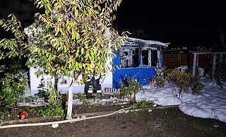 Nach den Löscharbeiten nutzte die Feuerwehr Schaummittel, um ein Wiederaufflammen zu verhindern. - C. Büker / Feuerwehr Herford