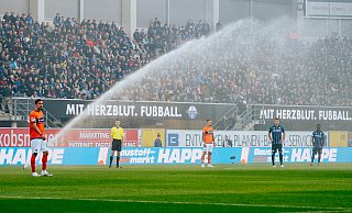 Kurz vor dem Anpfiff der Zweitligapartie zwischen Paderborn und Darmstadt ging in der Hälfte der Gäste die Sprinkleranlage in Betrieb. - Besim Mazhiqi