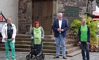 Bärbel Großek (Kandidatin; v. l.), Angelika Paterson (Ratsmitglied und Kandidatin), Bürgermeisterkandidat Daniel Hartmann, und Ludger Roters (Kandidat und Sprecher). - Grüne