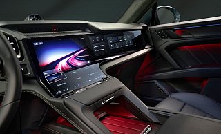 Touch-Display bis hin zum Beifahrer: Die Armatur des künftigen elektrischen Porsche Cayenne verspricht viel Platz für digitale Spielereien. - Porsche AG/dpa-tmn