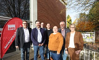 Stefan Schwartze (v. l.) gratulierte Marcel Butzkies, Kristian Piechulek, Max Holzkamp, Carina Dietzmann, Gerhard Beckmann und Nicole Klinksiek. - Nicole Sielermann