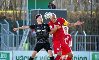 Die Rödinghauser mit Kevin Hoffmeier (l.) müssen sich auf harte Gegenwehr gefasst machen. - Joel Beinke