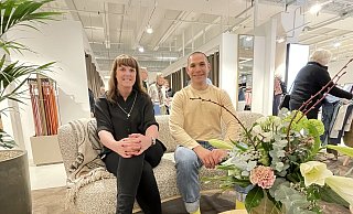 Store-Managerin Britta Kottenhaus und Timo Häberle, bei Brax zuständig für alle 19 Outlets, in einer der neu eingerichteten Lounge-Ecken. "Männer-Parkplätze" nennt Häberle sie auch mit einem Augenzwinkern. Schließlich könnten die Herren es sich hier gemütlich machen, während ihre Frauen shoppen gehen. - Natalie Gottwald