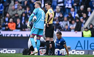 Joel Felix (am Boden) musste im Spiel gegen Schalke 04 erst behandelt und dann ausgewechselt werden – Rückkehr ungewiss. - KROEGER/RHR-FOTO