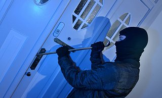 Regelmäßig meldet die Kreispolizei Paderborn Einbrüche in Häuser und Wohnungen. In der dunklen Jahreszeit nimmt die Zahl meist zu. - picture alliance / Bildagentur-online (Themenbild)