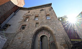 Die Sonne scheint in den Innenhof der Alten Synagoge. Sie gehört zu den jüdisch-mittelalterlichen Stätten Erfurts. - Martin Schutt/dpa/dpa-tmn