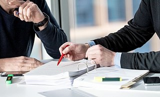 Wer merkt, dass die Versicherung nicht zahlt oder sich nicht meldet, sollte sich professionelle Hilfe an die Seite holen. - Zacharie Scheurer/dpa-tmn