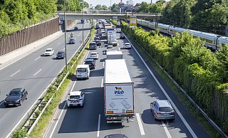 Vor der Ausfahrt Johannistal bildet sich auf dem OWD in Bielefeld ein langer Stau. Dort wird die Stadtautobahn in beiden Fahrtrichtungen einspurig. - Jörg Dieckmann
