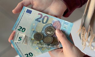 Neue Betrugsmasche in Bielefeld: Die Täter behaupten, derzeit nicht an Bargeld kommen zu können. - Jens Büttner/dpa