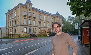 Mario Fangerow kommt aus Berlin und leitet seit dem 1. August die Bückardtschule an der Heeper Straße. Sie feiert jetzt 150-jähriges Bestehen. - Andreas Zobe