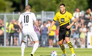 Niklas Süle (r) führte den BVB im Testspiel gegen Westfalia Rhynern als Kapitän auf den Platz. - David Inderlied/dpa