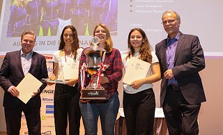 Für die Mannschaft des Jahres, die Tennis-Frauen des TC Herford, nahmen Jasmina Abdou (v. l.), Julia Knake und Zoe Kardell den großen Pokal von Bürgermeister Tim Kähler (l.) und dem SSV-Vorsitzenden Jürgen Berger (r.) entgegen. - Yvonne Gottschlich