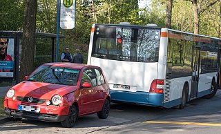 Ein Bus und ein VW-Lupo sind an der Westerfeldstraße zusammengestoßen. - Christian Mathiesen