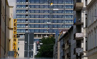 Verglast: 1.152 Fenster lässt die Firma Goldbeck derzeit ins Hochhaus am Kesselbrink einbauen. - Foto: Andreas Zobe/NW