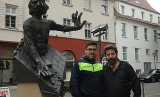 Giuseppe (l.) und Cosimo Argentiero auf dem Fürstenau-Platz: Hier soll am 1. August das "Il Baffino" neu eröffnet werden. Cosimo Argentiero ist übrigens der Namensgeber für das Restaurant: baffino heißt nämlich Bart auf italienisch. - Natalie Gottwald