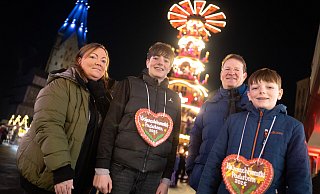 Für Familie Niebuhr – Nicole (v.l.), Niklas, Jobst-Wilhelm und Nils – ist der Besuch des Paderborner Weihnachtsmarktes am Eröffnungsabend Tradition. - Niklas Tüns