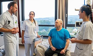 Alltag auf der neuen Ausbildungsstation HeroSta: Professor Christian Meyer, Ceylan Taskesen, Johann Schwab und Malak Ibrahim (v. l.) bei der Visite. - Kreiskliniken Herford-Bünde
