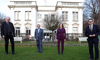 Das Haus des Gastes im Kurpark soll Standort der Tourist-Info und der Staatsbad GmbH bleiben. Dafür stehen Volker Brand (v. l.) Kurt Nagel, Beate Krämer und Lars Bökenkröger. - Jörg Stuke