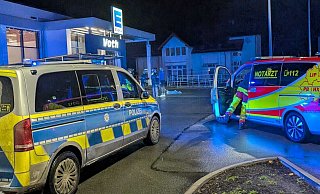 Polizei und Notärzte sind in einem Supermarkt in Lemgo-Brake im Einsatz. Bei einer Auseinandersetzung ist ein Mensch getötet worden. - Annika Langhagel