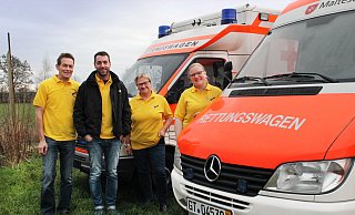 Thomas Pankoke (v. l.), Vorsitzender des Vereins, steht gemeinsam mit Pascal Rahmer, Helga Brockbals und Jennifer Reinke vor zwei ausrangierten Rettungswagen, die demnächst nach Uganda geliefert werden sollen. Sie sind dort für den örtlichen Rettungsdienst bestimmt, der derzeit aufgebaut wird. - Oliver Herold