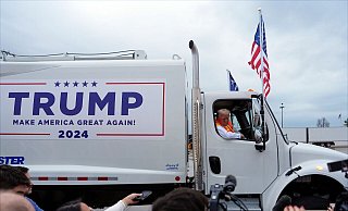 Die Idee für den Auftritt mit dem Müllwagen sei nach Bidens Äußerung gekommen, sagte Trump. - Julia Demaree Nikhinson/AP/dpa