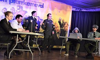 Beim Sketch von Louisa Detlefsen, Christan Nagel, Magnus Brock, Sven Brechmann, Matthias Kruse und Frank Dirkschnieder (v. l.) von den „Poppnasen" dreht sich alles um einen roten Fleck. - Karin Prignitz
