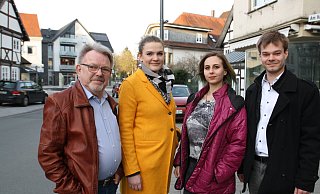 Dieter Wilke, Rebekka Butov, Vivianne Butov und Johannes Wilke (v.l.) treten im September bei den Kommunalwahlen in Delbrück erstmals für die Partei Die Linke an. Das Foto entstand vor dem Corona-Erlass. - Regina Brucksch