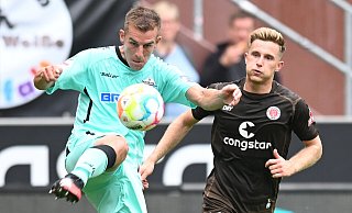 SCP-Innenverteidiger Uwe Hünemeier (l.) ist vor Pauli-Stürmer Johannes Eggestein am Ball und bereinigt die Situation. - picture alliance/dpa
