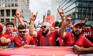 Türkische Fans zeigen den Wolfsgruß. - Christoph Soeder/dpa