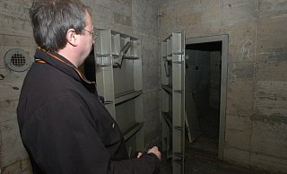 Blick in den Luftschutzbunker unter der alten Kurverwaltung, die 1960 als Badehaus gebaut wurde. In dem Gebäude darüber gab's Fango- und Sand-Bäder und beheizbare Chrommanganwannen von WMF, Modell "Bad Oeynhausen". - Peter Steinert