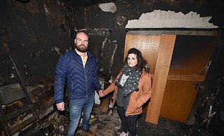 In dem Raum brach das Feuer aus, wo Luisa Arena und Marcel Fischer stehen, Brandrauch ist noch in der Luft wahrnehmbar. - Thomas Kube