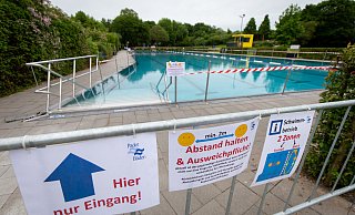 Besucher dürfen nur noch mit Abstand schwimmen und baden. - Niklas Tüns