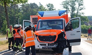 Der Unfall in Steinhagen hat an beiden Fahrzeugen deutliche Schäden hinterlassen. - Paul Brinkmann