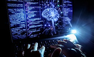 Die rasante Entwicklung der Künstlichen Intelligenz fordert unser Verständnis von Arbeit und Gesellschaft heraus. - Oliver Berg/dpa