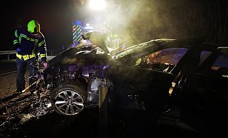 An der Unfallstelle nahm die Feuerwehr ausgelaufene Betriebsstoffe auf und stellte den Brandschutz sicher. - Feuerwehr Herford